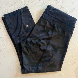 Lululemon Black Luon Camo Run Inspire Crop, Size 8